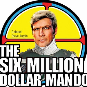 K&ouml;nnte beinhalten: Eine Vintage-Illustration eines Mannes mit blonden Haaren, der eine wei&szlig;e und gr&uuml;ne Uniform tr&auml;gt. Das Bild ist vor einem gelben Hintergrund mit einer roten, wei&szlig;en und blauen Zielgrafik platziert. Der Text "Colonel Steve Austin" befindet sich in der oberen linken Ecke. Der Text "THE SIX MILLION DOLLAR MAN DO" steht in gro&szlig;en wei&szlig;en Buchstaben am unteren Rand des Bildes.