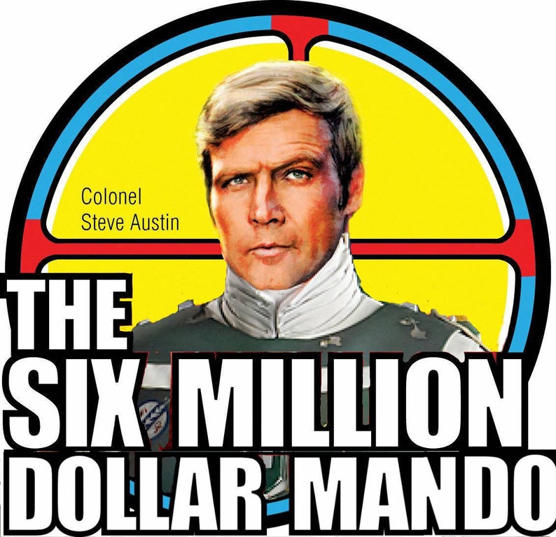 K&ouml;nnte beinhalten: Eine Vintage-Illustration eines Mannes mit blonden Haaren, der eine wei&szlig;e und gr&uuml;ne Uniform tr&auml;gt. Das Bild ist vor einem gelben Hintergrund mit einer roten, wei&szlig;en und blauen Zielgrafik platziert. Der Text "Colonel Steve Austin" befindet sich in der oberen linken Ecke. Der Text "THE SIX MILLION DOLLAR MAN DO" steht in gro&szlig;en wei&szlig;en Buchstaben am unteren Rand des Bildes.