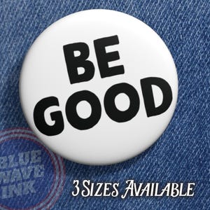 Puede incluir: Un bot&oacute;n blanco con las palabras "BE GOOD" en letras negras en negrita. El bot&oacute;n est&aacute; sobre un fondo de mezclilla azul. El texto "3 SIZES AVAILABLE" est&aacute; debajo del bot&oacute;n.