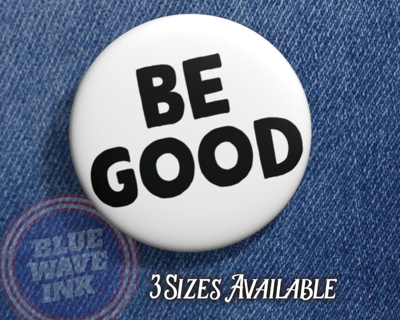 Puede incluir: Un bot&oacute;n blanco con las palabras "BE GOOD" en letras negras en negrita. El bot&oacute;n est&aacute; sobre un fondo de mezclilla azul. El texto "3 SIZES AVAILABLE" est&aacute; debajo del bot&oacute;n.
