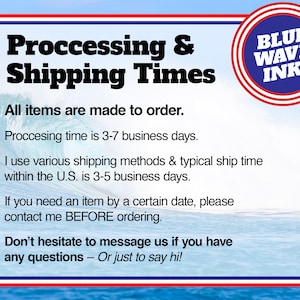 Puede incluir: Gr&aacute;fico con el texto "Proccessing & Shipping Times" y el logotipo "BLUE WAVE INK". El texto indica que los art&iacute;culos se fabrican bajo pedido, el tiempo de procesamiento es de 3 a 7 d&iacute;as h&aacute;biles y el tiempo de env&iacute;o dentro de EE. UU. es de 3 a 5 d&iacute;as h&aacute;biles.