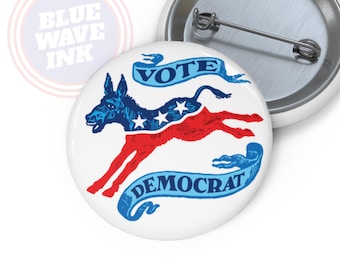 Botón de campaña "Vota por los demócratas". Pin político de estilo vintage, elecciones de 2026, "Burro demócrata con onda azul".