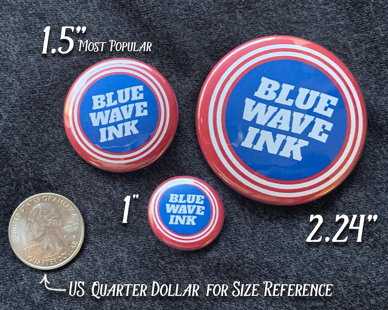 Puede incluir: Tres botones redondos con el texto "BLUE WAVE INK" en blanco sobre fondo azul, rodeados de anillos rojos y blancos. Los tama&ntilde;os son 2,54 cm, 3,81 cm y 5,69 cm de di&aacute;metro. Se incluye un cuarto de d&oacute;lar estadounidense como referencia de tama&ntilde;o.