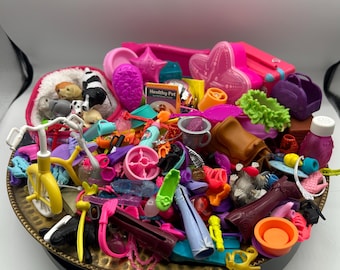 Gran lote de mascotas, equinos y accesorios diversos de Barbie, tanto antiguos como de colección.