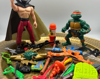 Lote vintage de figuras de acción y accesorios de las Tortugas Ninja de los años 90.