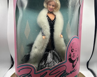 Muñeca VINTAGE 1993 DSI Marilyn Monroe Fur Fantasy Collectors Series #4 NUEVA EN CAJA