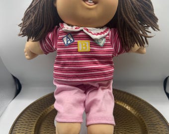 Muñeca Cabbage Patch Kids vintage de Hasbro, primera edición, cabello castaño, ojos azules, 33 cm de alto, 1990.