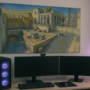 Könnte beinhalten: Gaming-Setup mit einem großen Leinwanddruck einer Wüstenstadtszene, zwei schwarzen Computermonitoren, einer Tastatur, einer Maus und einem schwarzen Computerturm mit blauen LED-Leuchten. Das Setup befindet sich auf einem hellen Schreibtisch.