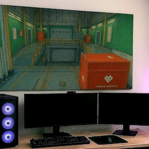 Puede incluir: Un gran lienzo que representa un interior industrial con paredes verdes, un muelle de carga y una caja naranja. Debajo, una configuración de computadora con una torre negra, dos monitores, un teclado y un ratón.