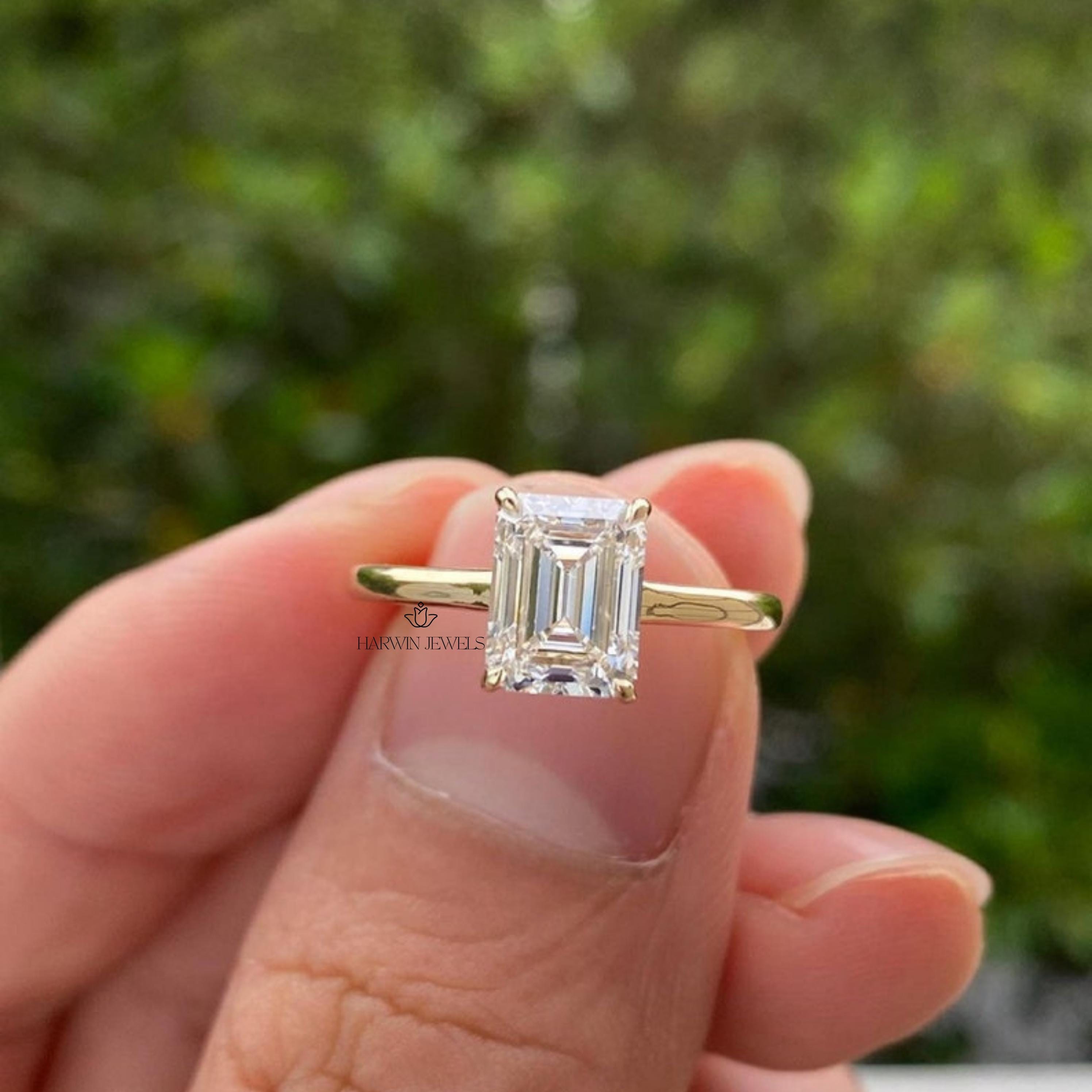 2.5カラット エメラルドカット モアッサナイト リング、14Kイエロー