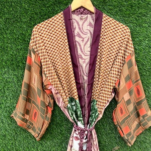 Kimono jedwabne w wielokolorowe odcienie zieleni, szarości i czerwieni, fantastyczne kimono z nadrukiem... Trendy kimono na jej bikini