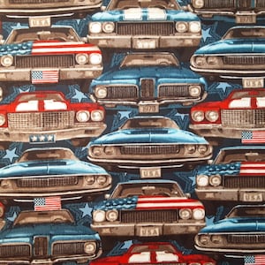 Peut inclure: Un tissu bleu et marron avec un motif répété de voitures américaines vintage avec des drapeaux américains et des étoiles.