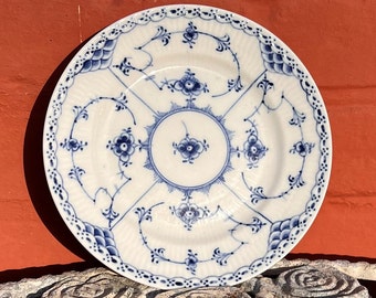 Royal Copenhagen - no. 575 - Musselmalet - Blue Fluted Half Lace - Plate - Hand-painted in Denmark