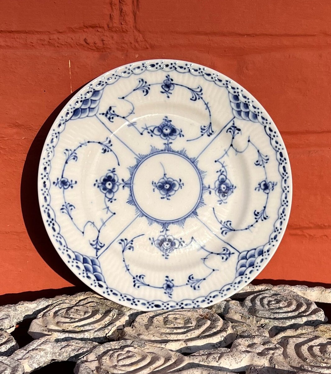 Royal Copenhagen - no. 575 - Musselmalet - Blue Fluted Half Lace - Plate - Hand-painted in Denmark