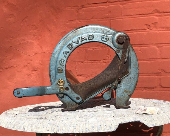 Ancienne Trancheuse à Pain RAADVAD En Fonte Et Bois – Originale Fabriquée En Suède (Fin Du XIXe Siècle)