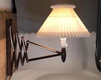 Le Klint Vintage wandschaar/accordeon uitschuifbare lamp model 332 van Erik Hansen. Gemaakt van palissanderhout met originele Le Klint lampenkap uit de jaren 70