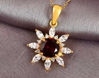 Ciondolo con granato rosso, ciondolo in argento e granato, ciondolo floreale con granato, pietra portafortuna di gennaio, collana con granato rosso