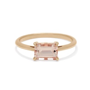 Anillo de morganita, anillo de compromiso de oro macizo con morganita, anillo solitario de moganita, anillo de morganita con corte esmeralda, anillo de morganita color melocotón, morganita