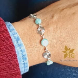 Pulseira espiral com cristal amazonita. Pulseira de prata para mulheres Apresentada em caixa de presente com cartão de felicitações personalizado. Pronta para dar