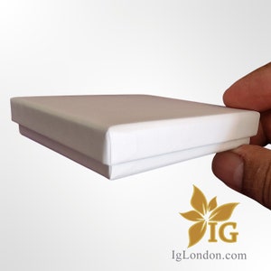 Caja de regalo para joyas, caja grande apta para envío postal de 85 x 85 x 18 mm, caja blanca para collares y pulseras, caja de alta calidad con interior de terciopelo negro