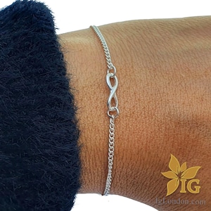 Bracciale Infinito in argento sterling, taglia unica, con biglietto d'auguri personalizzato. Fatto a mano nel Regno Unito, pronto da regalare. ;)