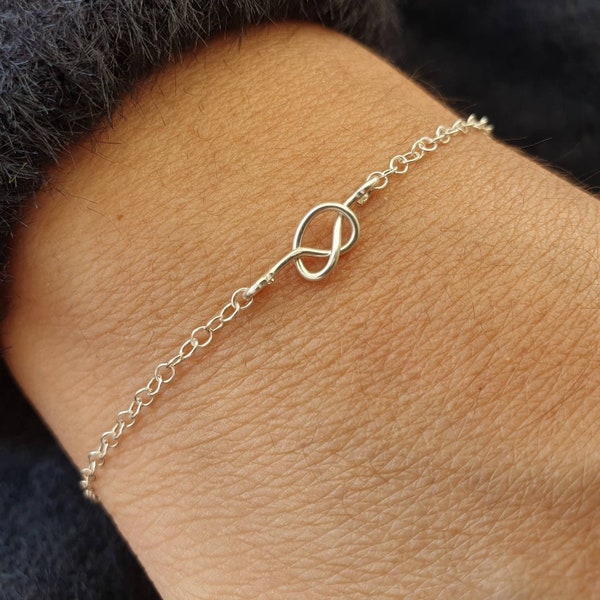 Friendship Knot bracelet in sterling silver trace chain with   greeting card personalized. Gift for her