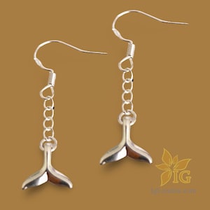 Boucles d'oreilles pendantes queue de baleine en métal argenté. ajouter Carte de voeux personnalisée. Unique, fait main, prêt à être offert. Cadeau de Noël.