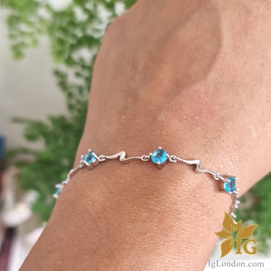 La pulsera Azure Elegance es un regalo de amor único elaborado en plata que incluye una tarjeta de felicitación personalizada. Listo para ser regalado. ;)