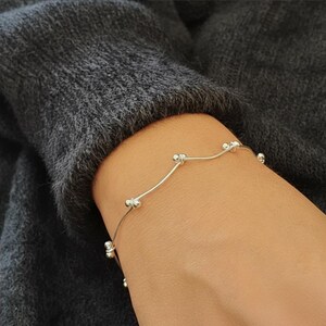 Bracciale rigido ondulato in argento sterling fatto a mano, bracciale minimalista con perline