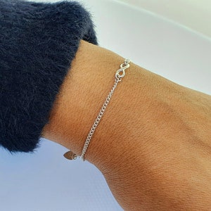 Bracelet infini pour femme. Article artisanal en argent sterling. Avec carte de voeux personnalisée, cadeaux d'anniversaire. Prêt à être offert. ;)
