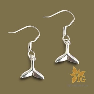 Gli orecchini pendenti e pendenti a coda di balena sono realizzati in argento sterling placcato e biglietto di auguri personalizzato. Pronti per essere regalati.
