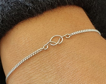 Handgjort armband i sterlingsilver med vänskapsknut, redo att gåva