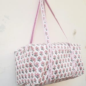 Bolsas de lona grandes acolchadas de algodón hechas a mano, con estampado floral para escapadas de fin de semana o para la playa.