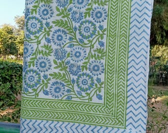 Pareo playero de algodón con estampado floral verde claro, ligero y con estampado a mano.