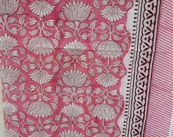 Pareo de algodón con estampado floral: pareo playero de color salmón oscuro, ligero y de algodón.