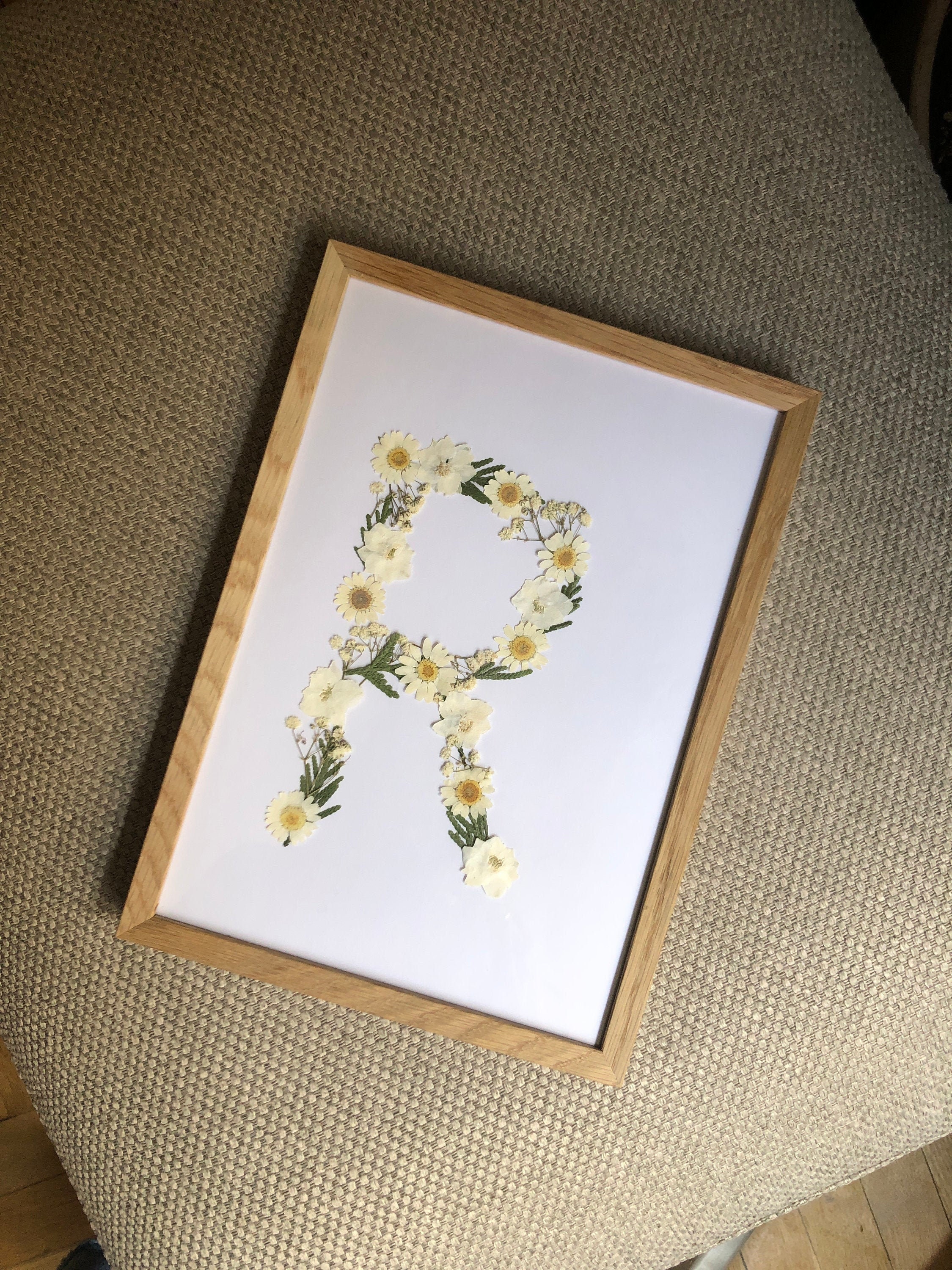 Grand Cadre Initiale Fleurs Séchées Blanc Herbier