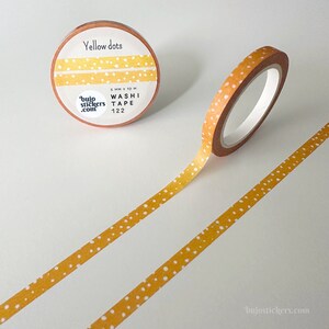 Dunne gele washi tape • Goudkleurig, mosterdgeel, honing • Dunne tape witte stippen • Afplaktape voor scheidingswanden • 5 mm x 10 m • bujostickers.com 122