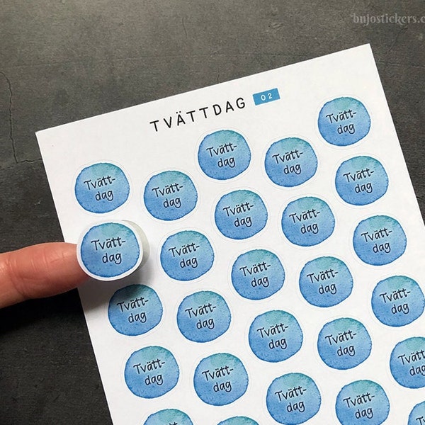 Tvättdag 02 • Stickers med fin text på rund akvarellbakgrund • Tvätta, tvätt, tvättdag, tvättstuga • Stickers på svenska • bujostickers.com