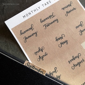 Autocollants mensuels 02 • Onglets de style papier kraft avec mois de l’année lettrés à la main • Onglets collants double face pour les agendas • Facile à plier