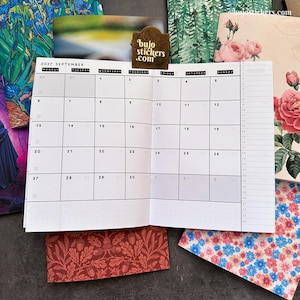 Datiert Monatskalender • Traveler's Notebook Booklet Einleger • B6 Größe • 100+ Cover-Optionen und 3 Papierauswahl.