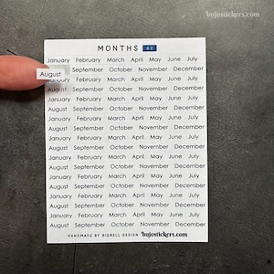 Maandstickers van 5 mm hoog. Kleine maanden januari-december. Voor bulletjournals, planners en kalenders. Past op raster van 5 mm. bujostickers.com 62