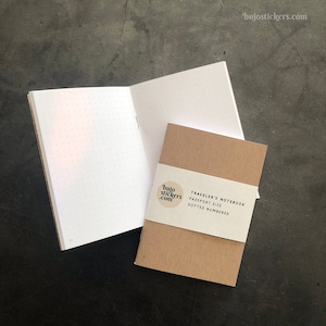 Traveler's Notebook – Paspoortformaat – Genummerd gestippeld 5 mm rasterboekje – Puntraster – Bullet journaling, notities, planner, dagboek, insteekvel, boek