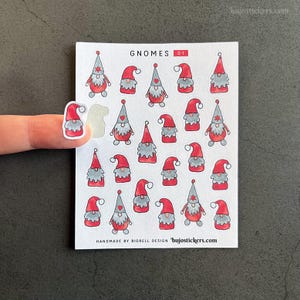 Pegatinas de gnomos. Acuarela única dibujada a mano. Gnomos navideños, duendecillo, duendecillo, barba roja. Tarjeta de invitación para niños, manualidades, crea una linda y divertida