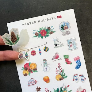 Stickers vacances d'hiver et Noël. Objets d'hiver dessinés à la main, bonhomme de neige, chaussette, chapeau, boule à neige, chapeau orange, oiseau, patin, ornements, fleurs
