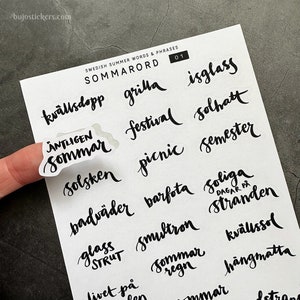 Sommarord på svenska. Sticker, handtextade, moderne kalligrafi, sol, semmar somriga texter, smultron, strand, smultron, barfota