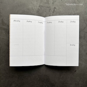 Traveler&#39;s Notebook • Schwedischer Veckokalender. Größe B6. Vertikal veckovy, en vecka per uppslag. 6 Monate/27 Wochen undatierter Planer