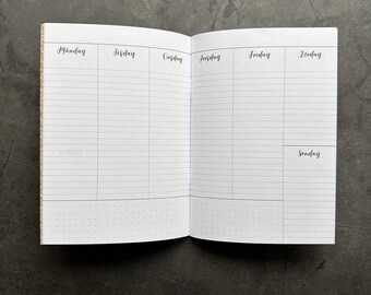 Traveler's Notebook • Swedish/svensk Veckokalender. B6 size. Vertikal veckovy, en vecka per uppslag. 6 months/27 weeks undated planner