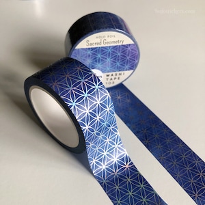 Taśma Holo Washi • Folia holograficzna Sacred Geometry Silver na niebieskim papierze akwarelowym • Wzór kwiatu życia • 20 mm x 10 m • bujostickers.com 103
