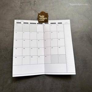 Calendario mensile datato • Ricarica per opuscolo Traveler's Notebook • Formato normale • Oltre 100 opzioni di copertina e 3 scelte di carta.