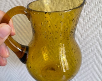 Brocca vintage in vetro Biot giallo ambra